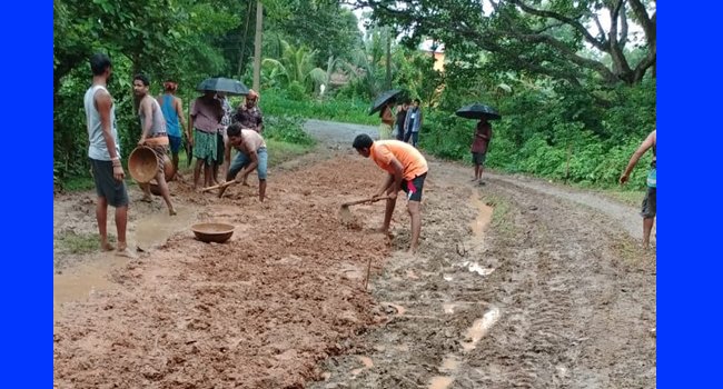 ଶୁଣିଲାନି ପ୍ରଶାସନ, ଗ୍ରାମ୍ୟ ରାସ୍ତା ନିର୍ମାଣ କଲେ ଯୁବକ