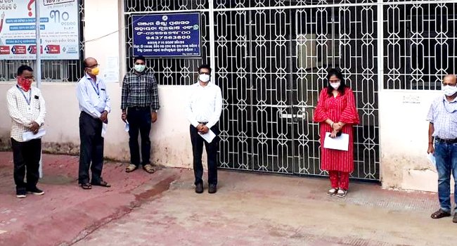 କୋଭିଡ୍ ଯୋଦ୍ଧାଙ୍କୁ ସମ୍ମାନ ଜଣାଇବା ଉଦ୍ଦେଶ୍ୟରେ ଜିଲ୍ଲା ପ୍ରଶାସନ ପକ୍ଷରୁ ନୀରବ ପ୍ରାର୍ଥନା ଓ ଶପଥ ପାଠ