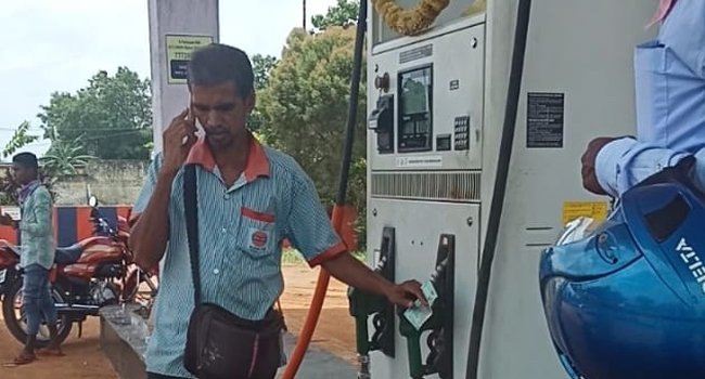 କୋଭିଡ-୧୯ର ନିୟମକୁ ଖୁଲମ ଖୁଲା ଭଙ୍ଗ କରୁଛି ଘଟଗାଁ ପେଟ୍ରୋଲ ଟାଙ୍କି