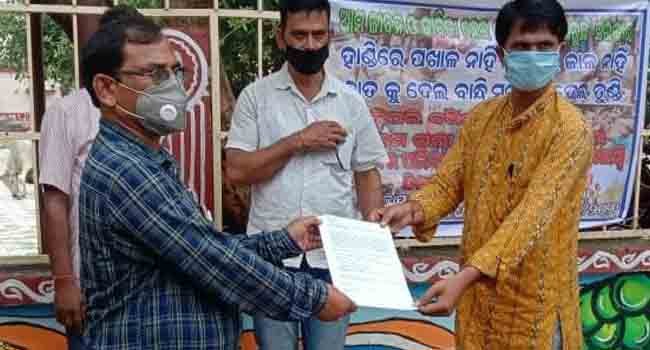 କରୋନା ମହାମାରୀ ସମୟରେ ରାଜ୍ୟର ମଧ୍ୟବିତ ପରିବାରର ଜୀବନଜୀବିକା ସ୍ୱାବଲମ୍ବି କରାଇବା ଦାବୀରେ ଅନଶନ