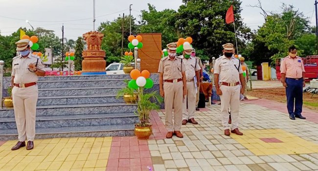 କୋଭିଡ ଯୋଦ୍ଧାଙ୍କ ତ୍ୟାଗକୁ ସମ୍ମାନ ଜଣାଇବା ଉଦ୍ଦେଶ୍ୟରେ ଗଞ୍ଜାମ ପୁଲିସ ପକ୍ଷରୁ ନୀରବ ପ୍ରାର୍ଥନା ଓ ଶପଥ ପାଠ