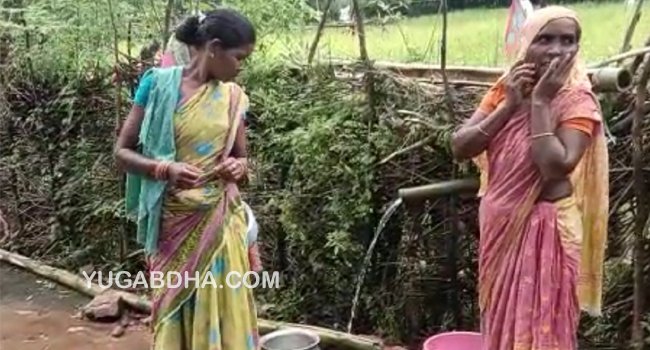 ବାଉଁଶ ସାହାଯ୍ୟରେ ଗାଁ ରେ ପହଞ୍ଚିଲା ପାଣି