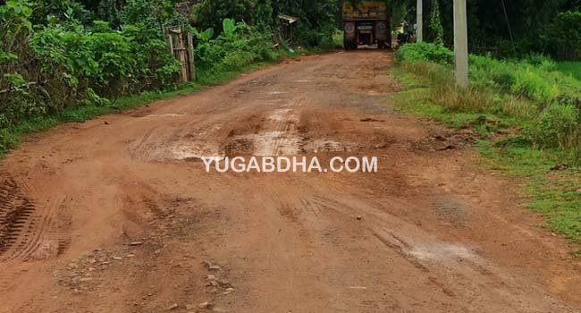 ବାଲି ଟ୍ରକ ଚଳାଚଳ ଯୋଗୁଁ ଚଷାଖଣ୍ଡ ଗେଡମା ରାସ୍ତା ବିପର୍ଯ୍ୟସ୍ଥ