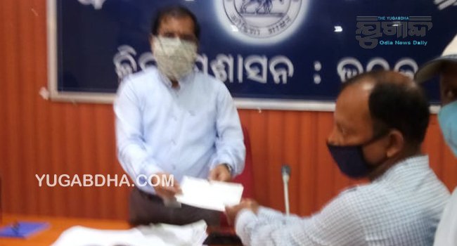 ବ୍ଲକ ଶିକ୍ଷାଧିକାରୀଙ୍କ ପକ୍ଷରୁ ମୁଖ୍ୟମନ୍ତ୍ରୀ ରିଲିଫ ଫାଣ୍ଠିକୁ ସହାୟତା