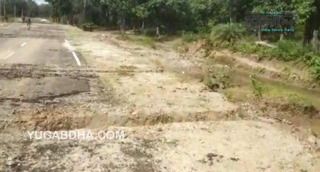 ବେଲଘର- ଆମ୍ବାଦୋଳା ରାସ୍ତାକୁ ଖୋଳିଲେ ମାଓବାଦୀ