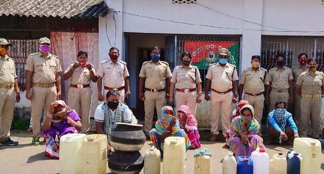 ଭଞ୍ଜନଗର ରେ ମିଳିତ ଅବକାରୀ ଚଢ଼ାଉ ୧୦ ଗିରଫ