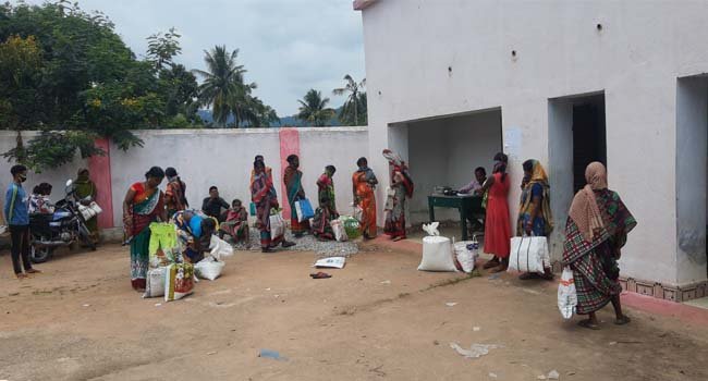 ସରକାରୀ ନିୟମକୁ ନ ମାନି ଚାଉଳ ବାଣ୍ଟିଲେ ପଞ୍ଚାୟତ ଅଧିକାରୀ