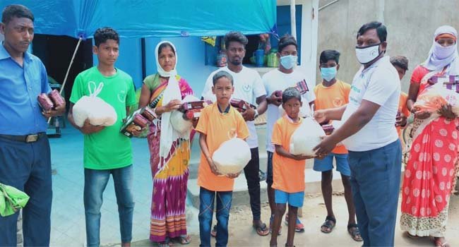 କିସ୍ ପକ୍ଷରୁ ଆଦିବାସୀ ଛାତ୍ରଛାତ୍ରୀ'ଙ୍କୁ ଶୁଖିଲା ଖାଦ୍ୟ ଓ ଟି ସାର୍ଟ ବଣ୍ଟନ
