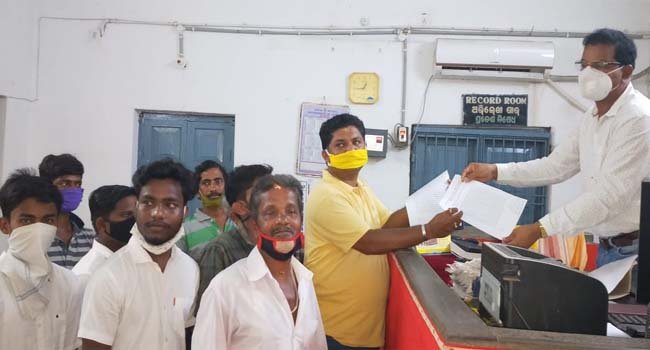 ରାଧାକୃଷ୍ଣଙ୍କ ଜମି ବିକ୍ରି ସପକ୍ଷରେ କାର୍ଯ୍ୟାଳର ଦ୍ୱାରସ୍ଥ