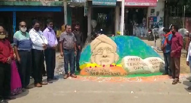 ଡଃ ସର୍ବପଲ୍ଲୀ ରାଧାକୃଷ୍ଣନ ଙ୍କୁ ଶ୍ରଦ୍ଧାଞ୍ଜଳି ଜଣାଇଲେ ଆନ୍ତର୍ଜାତିକ ବାଲୁକା ଶିଳ୍ପୀ ଅଜୟ ଘୋଷ