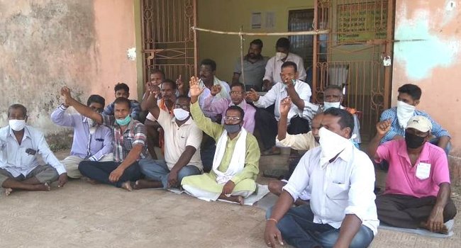 ଦୋକାନ ଉପରେ କୃଷି ବିଭାଗର ଲୋକ ଦେଖାଣିଆ ଚଢାଉ