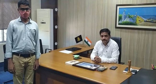 ଗୁରୁଦିବସରେ ଜିଲ୍ଲପାଳଙ୍କୁ ସମ୍ବର୍ଦ୍ଧିତ କଲେ ଜ୍ୟୋତିଷ ଦୀପକ