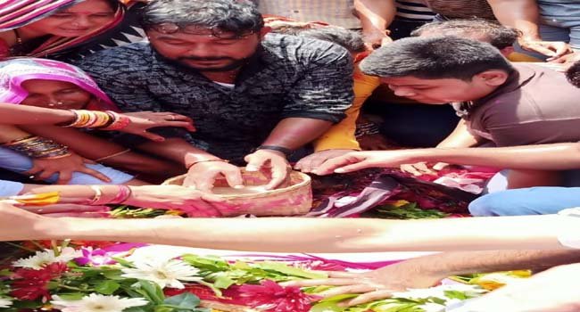 ମା ଙ୍କୁ ଦେଲେ ଶେଷ ବିଦାୟ