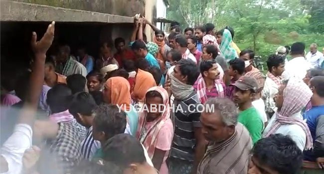 ସାର ପାଇଁ ସୋସାଇଟି ଅଫିସରଙ୍କୁ ଘେରିଲେ ଚାଷୀ