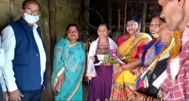 ଗରିବ ମେଧାବୀ ଛାତ୍ରୀଙ୍କୁ ଆର୍ଥିକ ସହାୟତା