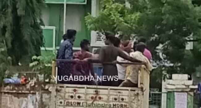 ପରିବହନ ବିଭାଗର ନିୟମକୁ ଫୁ ;ପଶୁଭଳି ବୁହା ହେଉଛନ୍ତି ଲୋକେ