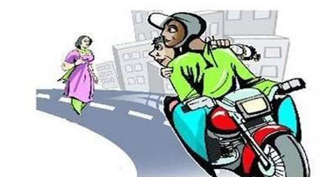 ଦିନ ଦ୍ୱିପହରେ ମହିଳାଙ୍କ ଗାଡି ଡିକି ଭାଙ୍ଗି ଟଙ୍କା ଲୁଟ