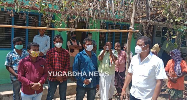 କରୋନାରେ ମୃତ ପୂର୍ବତନ ସମିତି ସଭ୍ୟଙ୍କ ପରିବାରକୁ ଭେଟିଲେ ବିଧାୟକ
