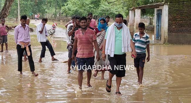 ପୂର୍ବତନ ବିଧାୟକ କିଶୋର ତରାଇଙ୍କ ବନ୍ୟାଂଚଳ ପରିଦର୍ଶନ ଓ ରିଲିଫ ବଂଟନ