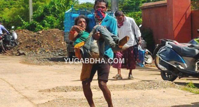 ଯୁବ ଧାବକଙ୍କ ମାନବିକତା: ମାନସିକ ଅନଗ୍ରସର ମହିଳାଙ୍କୁ କଲେ ସହାୟତା