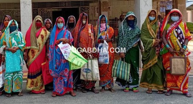 ରାସନକାର୍ଡରୁ ବଞ୍ଚିତ ୨୦ରୁ ଉର୍ଦ୍ଧ୍ୱ ମହିଳା ଜିଲ୍ଲାପାଳଙ୍କ ଦ୍ୱାରସ୍ଥ