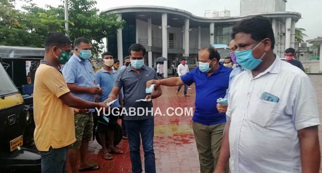ହିଞ୍ଜିଳିକାଟୁ ମା ଶ୍ୟାମଲାଇ ଅଟୋ ମାଲିକ ସଂଘ ପକ୍ଷରୁ ମାସ୍କ ବଣ୍ଟନ