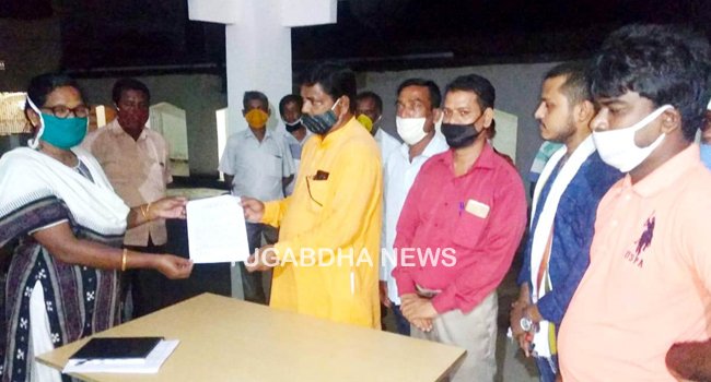 ରାସ୍ତା ମରାମତି ଓ କ୍ଷତିଗ୍ରସ୍ତ ଚାଷୀଙ୍କୁ କ୍ଷତି ପୂରଣ ଦାବୀରେ ବିଜେପି ପକ୍ଷରୁ ବିଡିଓଙ୍କୁ ଦାବୀ ପତ୍ର