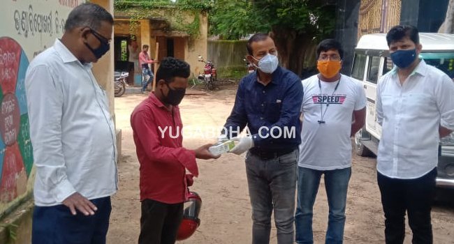 ଦୃଷ୍ଟିବାଧିତଙ୍କୁ ମୋବାଇଲ ପ୍ରଦାନ