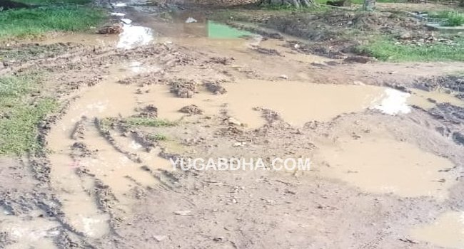 ରାସ୍ତାରେ ଆଣ୍ଠୁଏ କାଦୁଅ ଦୁଖଃ ବୁଝିବ କିଏ