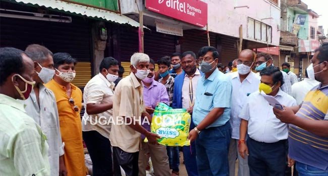 ଖବର କାଗଜ ବିକ୍ରେତା ମାନଙ୍କୁ ସମ୍ବର୍ଦ୍ଧିତ କଲା ୟୁଥ୍ ମାସ ସେବା ସଂଘ