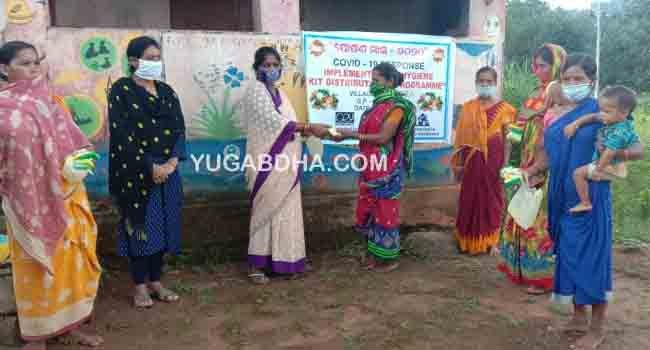 କୋରୋନା ସହ ଲଢ଼ିବା ପାଇଁ ହାଇଜିନ୍ କିଟ୍ ବଣ୍ଟନ