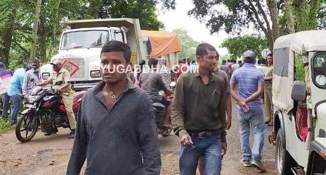 ସ୍କୁଟିକୁ ଧକ୍କା ଦେଲା ଟିପର; ଅଳ୍ପକେ ବର୍ତ୍ତିଲେ ଚାଳକ