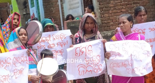 ମନରେଗା ଶ୍ରମିକଙ୍କ ୮ ଦଫା ଦାବୀ ହାସଲ ପାଇଁ ଘଣ୍ଟ ଥାଳି ପ୍ରତିବାଦ