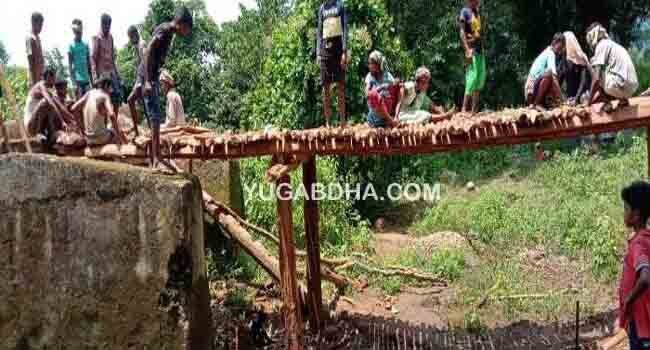 ବିଭାଗୀୟ ପ୍ରଶାସନ ଶୁଣିଲାନି;ଗ୍ରାମବାସୀ ନିର୍ମାଣ କଲେ କାଠ ପୋଲ