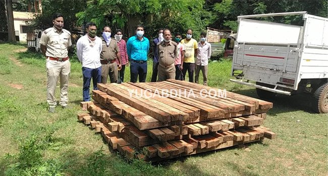 ବସ ଯାତ୍ରୀଙ୍କୁ କରୋନା ସଚେତନ କରାଇଲେ ତହସିଲଦାର