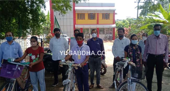 ମେଧାବୀ ଗରୀବ ବିଦ୍ୟାର୍ଥୀଙ୍କୁ ସାଇକେଲ ପ୍ରଦାନ