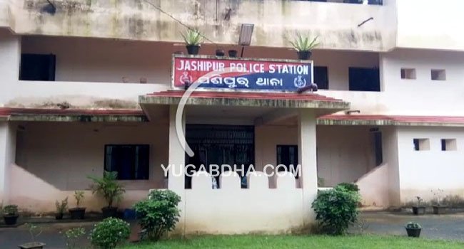 ଫୁଟବଲ ଓ ଜୁଆ ଖେଳ ବନ୍ଦ କରିବାକୁ ଯାଇଥିବା ପୋଲିସ ଉପରେ ଆକ୍ରମଣ