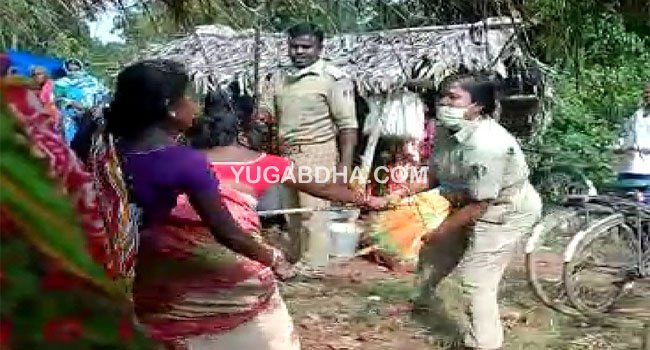 ଚୋରା ମଦ ବିକ୍ରିକୁ ବନ୍ଦ କରିବାକୁ ଯାଇ ମହିଳା ପୋଲିସ ଆକ୍ରମଣର ଶିକାର