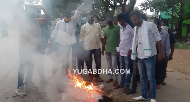 ଯୁବ କଂଗ୍ରେସ ପକ୍ଷରୁ ଯୋଗୀ ଆଦିତ୍ୟ ନାଥ ପ୍ରଧାନମନ୍ତ୍ରୀ ନରେନ୍ଦ୍ର ମୋଦିଙ୍କ କୁଶପୁତ୍ତଳିକା ଦାହ
