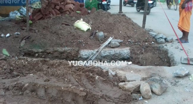 ଜନସ୍ୱାସ୍ଥ୍ୟ ବିଭାଗର ନିର୍ମାଣ କାର୍ଯ୍ୟ ଅଧପନ୍ତରିଆ ଯୋଗୁଁ ରାସ୍ତା କଡ ବିପଦପୂର୍ଣ୍ଣ ପାଲଟିଅଛି