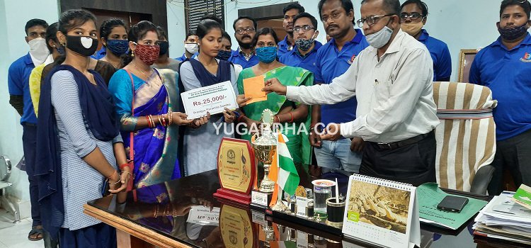 କେନ୍ଦ୍ରାପଡା କଲେଜ ମାଇଁ ଏନସିସି ଆଲମୁନି ଆସୋସିଏସନ ପକ୍ଷରୁ ମେଧାବୀ ଛାତ୍ରୀଙ୍କୁ ସହାୟତା