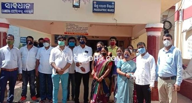ନବୀନଙ୍କ ଜନ୍ମଦିନ ଅବସରରେ ବିଜେଡି ତରଫରୁ ରାଇରଙ୍ଗପୁର ଡାକ୍ତରଖାନାରେ ରୋଗୀମାନଙ୍କୁ ଫଳ ବଣ୍ଟନ