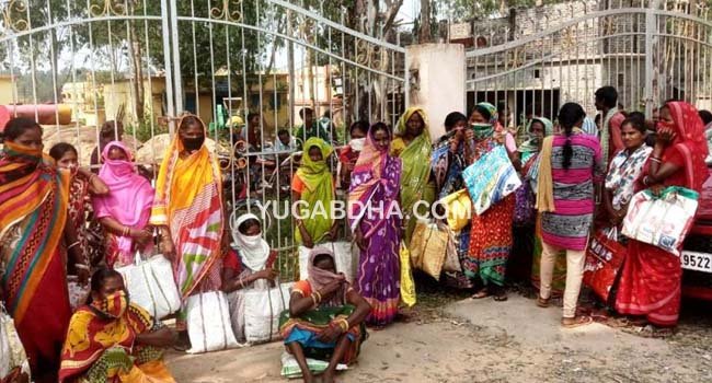 ସାଧାରଣ ବନ୍‌ଟନରେ ଅନିୟମିତତା ଅଭିଯୋଗ କରି ପନ୍‌ଚାୟତ ଅଫିସରେ ସରପନ୍‌ଚଙ୍କୁ ତାଲା ବନ୍ଦ କଲେ ଗ୍ରାମବାସୀ