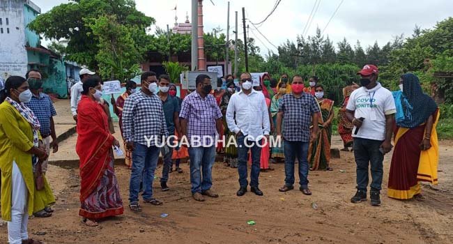 କଣମଣା ଗ୍ରାମରେ ଘରକୁ ଘର ବୁଲି ଲୋକଙ୍କୁ ମାସ୍କ ବାଣ୍ଟି ସଚେତନ କଲେ ପ୍ରଶାସନିକ ଅଧିକାରୀ