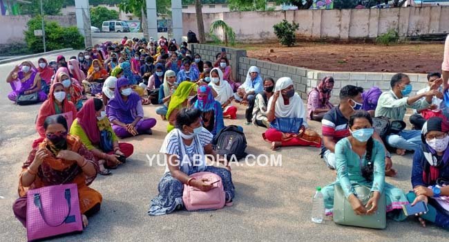 ପୁନଃ ନିଯୁକ୍ତି ଦାବୀ ନେଇ ପୁଣି ଗଂଜାମ ଜିଲ୍ଲାପାଳଙ୍କ କାର୍ଯ୍ୟାଳୟ ପରିସରରେ ଧାରଣାରେ ବସିଲେ କୋଭିଡ ଯୋଦ୍ଧା