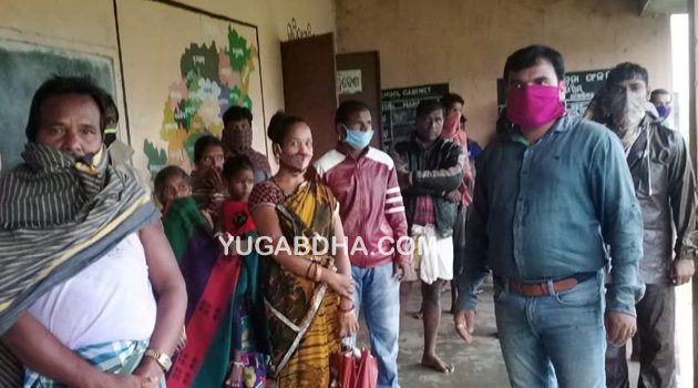 ବର୍ଷା ପାଇଁ ଗୋଟେ ଗ୍ରାମର ୩୦ଜଣଙ୍କୁ ସ୍ଥାନାନ୍ତର କଲେ ବିଡିଓ