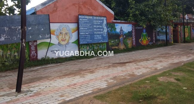 ବ୍ଲକ୍ ପ୍ରଶାସନକୁ ବିଦ୍ୟୁତ୍ ବିଭାଗର ବେଖାତିର ; ରାସ୍ତା ଉପରେ ବିଦ୍ୟୁତ୍ ଖୁଣ୍ଟ ସହ ମୁଣ୍ଡ ଉପରେ ଝୁଲୁଛି ବିଦ୍ୟୁତ୍ ତାର