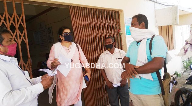ଚାଷୀ ମାନଙ୍କ ସମସ୍ୟା ନେଇ ତହସିଲଦାରଙ୍କୁ ଭେଟିଲେ ନବ ନିର୍ମାଣ କୃଷକ ସଂଗଠନର ସଦସ୍ୟ