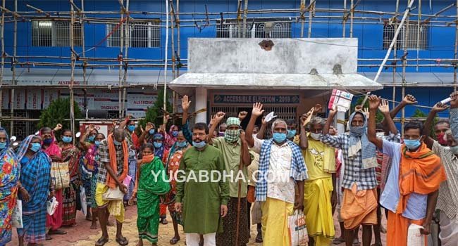 ହିତାଧିକାରୀ ଚୟନ ରେ ପକ୍ଷ ପାତିତା ଅଭିଯୋଗ ; ବ୍ଳକ କାର୍ଯ୍ୟାଳୟ ସମ୍ମୁଖରେ ବୃଦ୍ଧ - ବୃଦ୍ଧା ଙ୍କ ବିକ୍ଷୋଭ