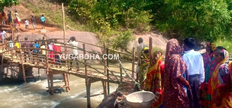 ଶୁଣିଲାନି ପ୍ରଶାସନ; ସ୍ବେଛାସେବୀ ଅନୁଷ୍ଠାନ ଦ୍ୱାରା ଗ୍ରାମବାସୀ ଦେଶୀ ପଦ୍ଧତିରେ ନିର୍ମାଣ କଲେ କାଠ ପୋଲ  